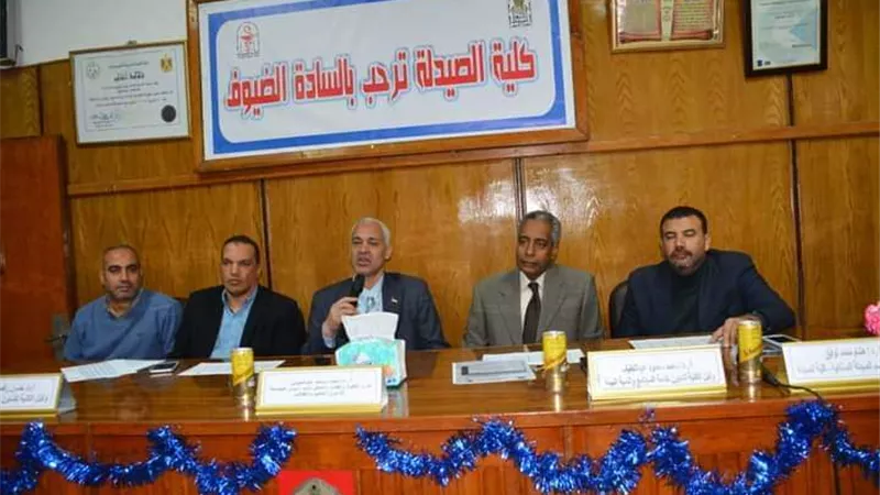 نائب رئيس جامعة أسيوط يتابع أعمال انتخابات اتحادات طلاب كلية الصيدلة
