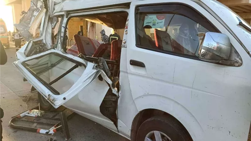 دماء على الطريق.. إصابة 17 شخصا في حادث تصادم بأبو حماد