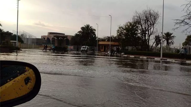 الحكومة تعلن عن حلول غير تقليدية لتجميع مياه الأمطار وتخزينها