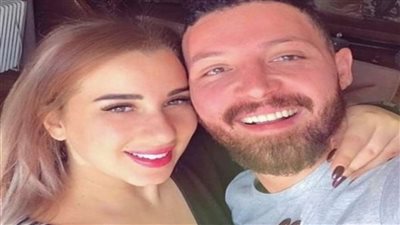 بهذه الطريقة.. محمود حجازي يطل على جمهوره برفقة زوجته (فيديو)