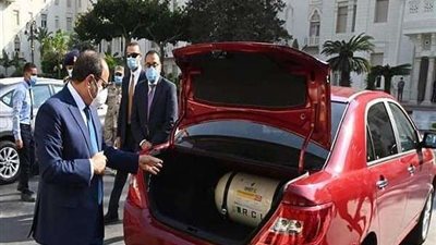 مصنعه محليًا.. السيسي يتفقد السيارات الحديثة تمهيدا لطرحها فى السوق
