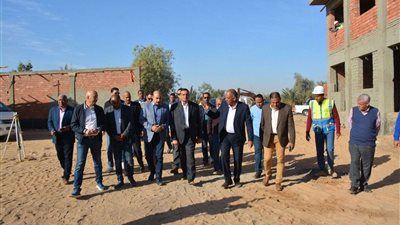 وزير التنمية المحلية ومحافظ أسوان يتابعان معدلات تنفيذ مشروعات المبادرة الرئاسية 