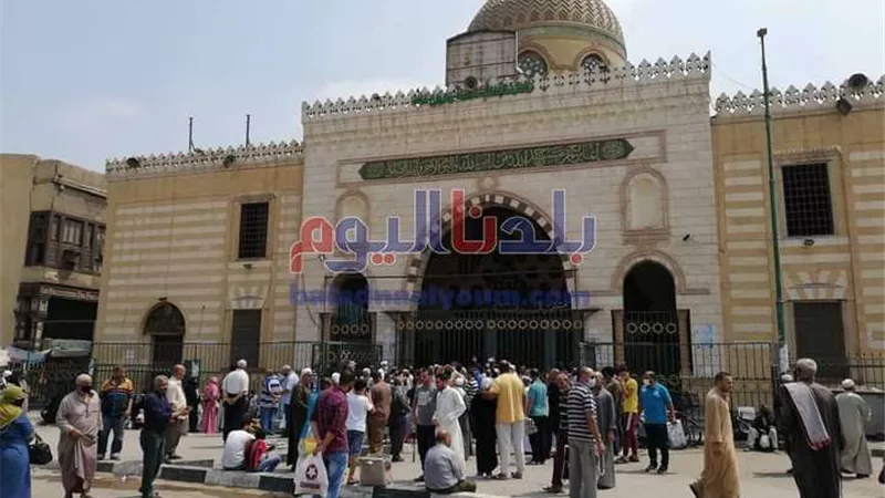 بالصور.. المصلين يؤدون صلاة الجمعة بمسجد السيدة نفيسة