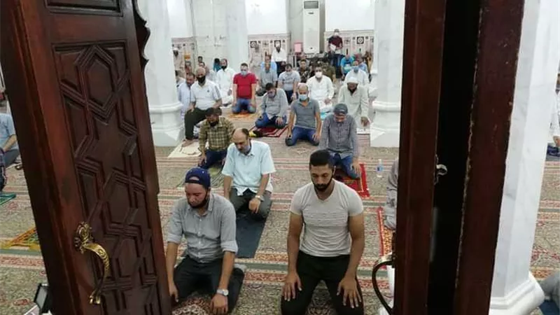بالصور.. المصلين يلتزمون بالإجراءات الاحترازية في أول صلاة جمعة
