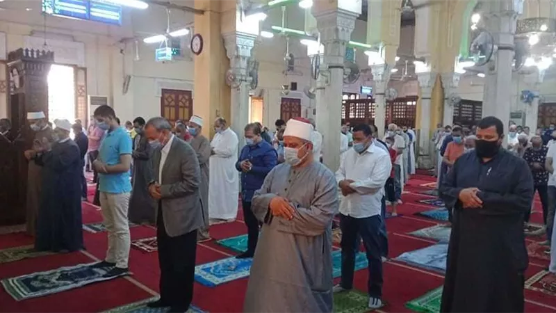 محافظ القليوبية ونائبه يؤديان أول صلاة جمعة بعد فترة توقف بسبب كورونا