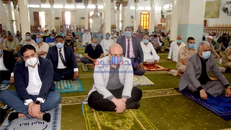 محافظ بني سويف يؤدي صلاة الجمعة بعد توقفها 5 أشهر