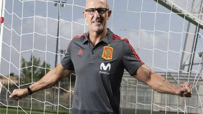 خلفًا لإنريكي.. تعرف على مدرب منتخب إسبانيا الجديد