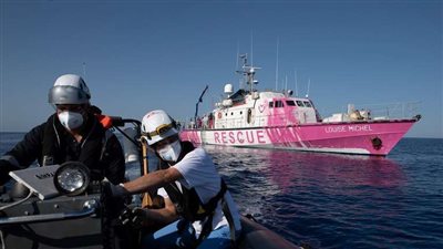بينهم حوامل وأطفال.. إنزال عاجل لأكثر من 400 مهاجر ولاجئ في البحر المتوسط