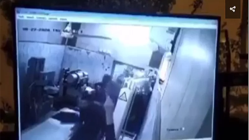 بالصور.. مواطنون يهاجمون عيادة طبيب ويعتدون عليه بالضرب في العراق