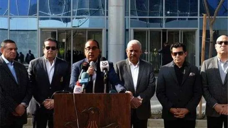رئيس الوزراء يتفقد أعمال تطوير طريق السويس العين السخنة بمنطقة عتاقة