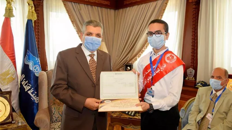 الفريق أسامة ربيع يكرم أوائل الثانوية العامة بمدارس هيئة قناة السويس