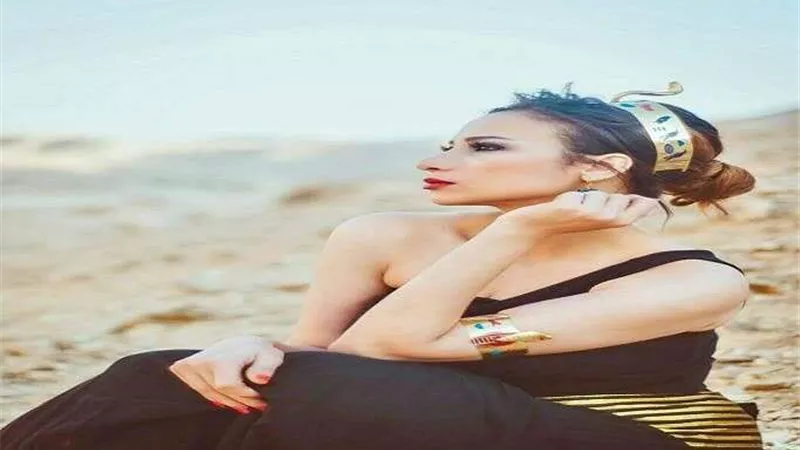 غادة طلعت تثير الجدل بـ لوك أنثى القط الفرعوني