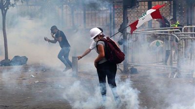 لبنان تشتعل.. قوات الأمن تطلق الغاز المسيل للدموع على المحتجين