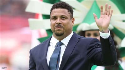شاهد.. رئيس نادي بلد الوليد الإسباني مع عشيقته على يخت