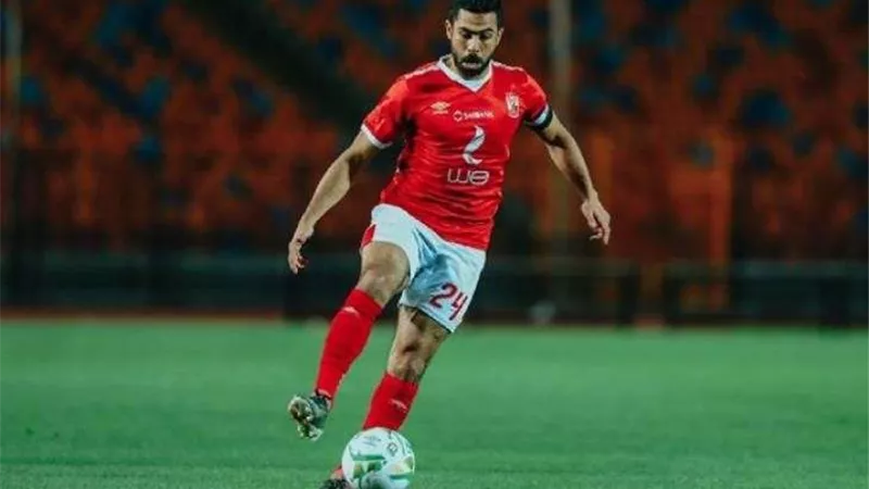 نجم الأهلي السابق يُرشح بديل أحمد فتحي