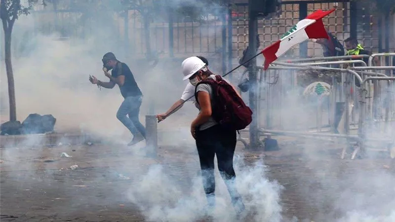 لبنان تشتعل.. قوات الأمن تطلق الغاز المسيل للدموع على المحتجين