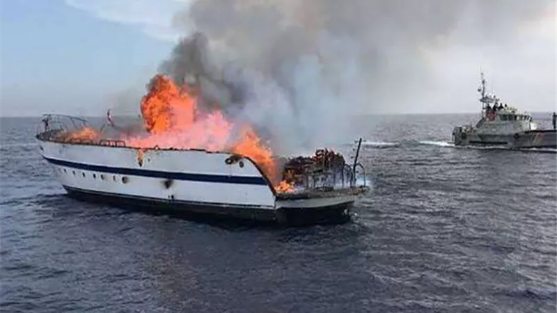 التفاصيل الكاملة لتفحم لنش سياحي أثناء رسوه بالميناء السياحي بالغردقة