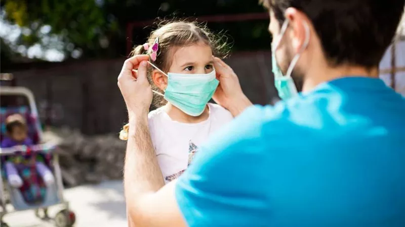 جدل شعبي.. دولة أوروبية تُعلن منع ارتداء الكمامات في زمن الكورونا