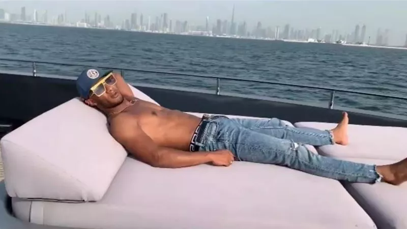 نائم في وسط البحر
