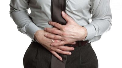 طريقة تقليل الغازات والأنتفاخ .. استشاري الجهاز الهضمي يجيب