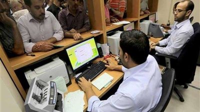 لموظفي الدولة.. حالات تسمح بخصم نصف الراتب وتصل للإيقاف عن العمل