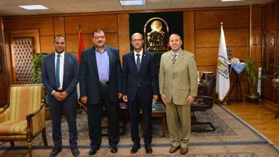 رئيس جامعة أسيوط يستقبل ممثلي الشركة المصرية للاتصالات لتعزيز التعاون المشترك