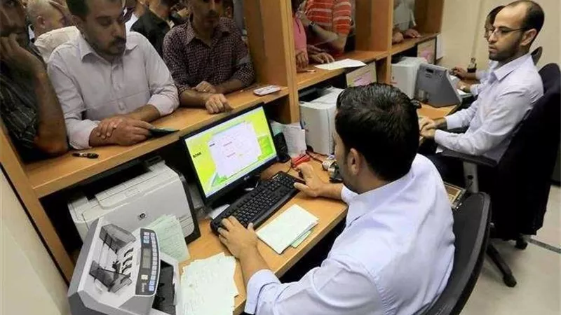 لموظفي الدولة.. حالات تسمح بخصم نصف الراتب وتصل للإيقاف عن العمل