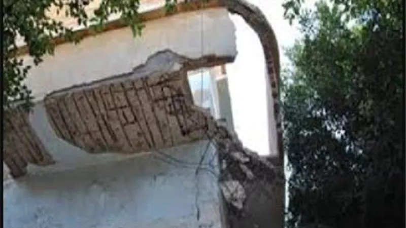 صدمة.. إصابة أب ونجله في انهيار شرفة عقار ببنها