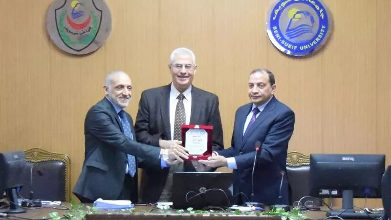 رئيس جامعة بني سويف يرأس مجلس كلية الطب ويكرم العميد السابق