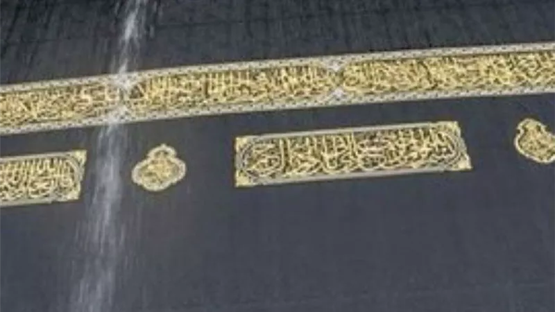 شاهد.. تساقط أمطار على المسجد الحرام