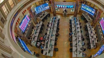 هبوط 13 قطاعًا بالبورصة بجلسة الخميس على رأسها الموارد الأساسية بنسبة 2.5%