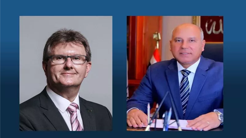 وزير النقل يلتقى مع ممثل رئيس الوزراء البريطانى للتجارة مع مصر