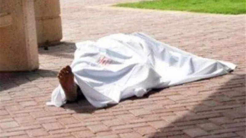 قفز من الشباك عند اكتشافه بحضن عشيقته.. التصريح بدفن جثة مواطن ملقاة على الأرض بشبين القناطر