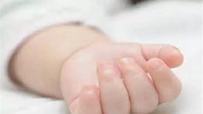 تفاصيل العثور على جثة طفلة رضيعة داخل سيارة