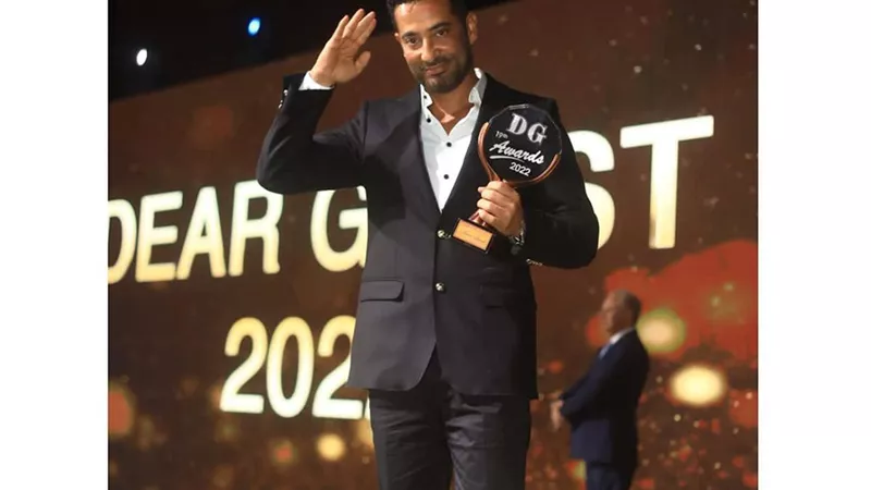 لدوره في مسلسل توبة.. عمرو سعد يحصد جائزة أفضل ممثل بحفل دير جيست (صور)