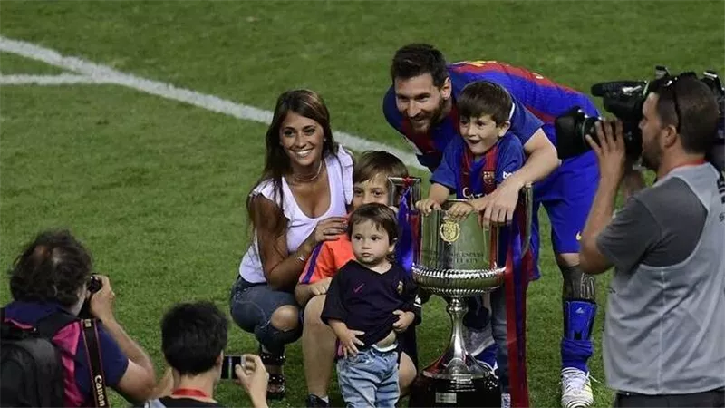 لم يتخيله أحد.. ميسي يكشف رد فعل زوجته عندما علمت بمغادرته برشلونة