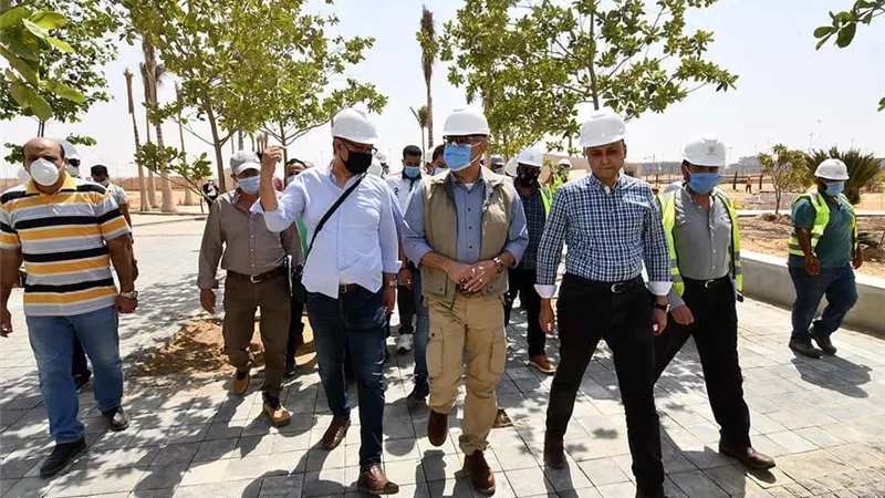 وزير الإسكان يتفقد سير العمل بمشروع الحدائق المركزية بالعاصمة الإدارية