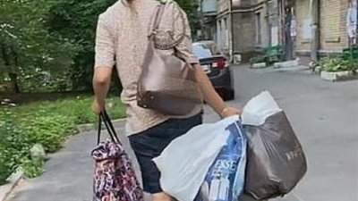 لعدم امتلاكها عربة أطفال.. سيدة تضع مولودها داخل حقيبة يد.. والشرطة تتدخل