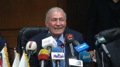 حسن مصطفي: 