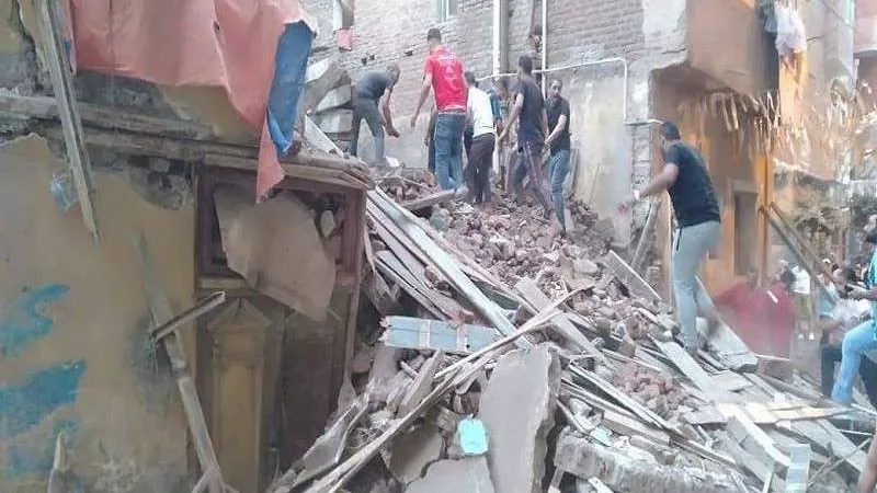 البحث عن جثة مُسن.. مصرع طفلة وإصابة سيدتين في انهيار منزل بـ سوهاج