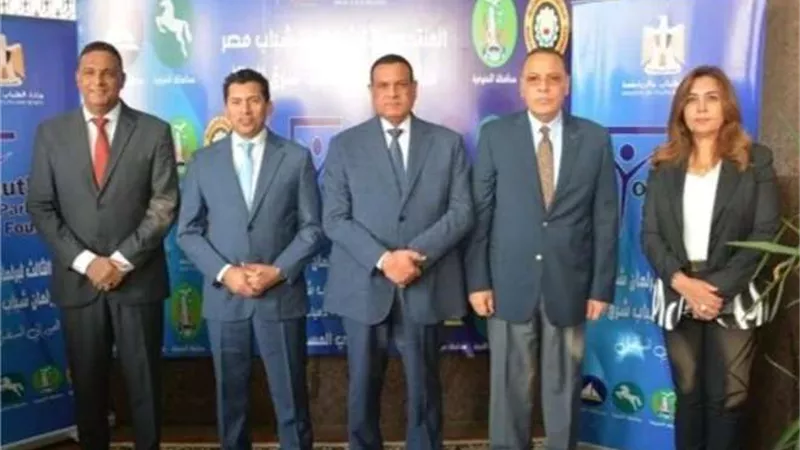 وزير التنمية المحلية للشباب: طوّروا من مهاراتكم وتسلحوا بالعلم والمعرفة