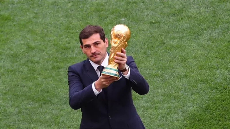 كاسياس يحمل كأس العالم قبل انطلاق نهائي مونديال قطر 2022