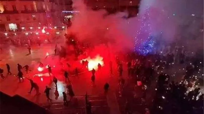 بالغاز المسيل للدموع.. الشرطة تفض اشتباكات المشجعين في فرنسا بعد خسارة المونديال