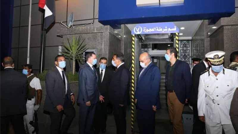 وزير الداخلية يجري جولة تفقدية مفاجئة بالقاهرة والجيزة.. صور