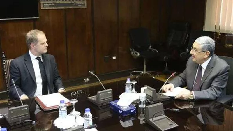 وزير الكهرباء يستقبل سفير بريطانيا بالقاهرة لبحث سبل التعاون المشترك