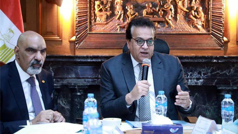 وزير الصحة يبحث خطط التوسع في التغطية الصحية التأمينية