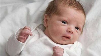 بعد ساعة فقط.. بريطانية تنجب طفلا بعد اكتشاف أنها حامل