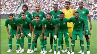 بكاء نجم المنتخب السعودي على الهواء بعد مرض زميله
