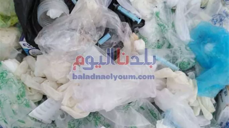 العثور على نفايات طبية أمام مصرف 
