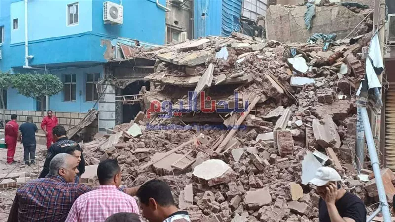 انهيار منزل مكون من ثلاث طوابق بالمحلة